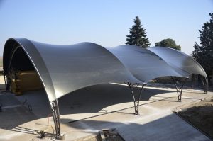 Atap membran lapang padel